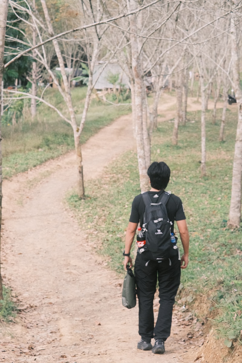 Grupa osób w parku angażuje się w aktywność fizyczną, a ich wysiłek wpływa na prewencję chorób przewlekłych