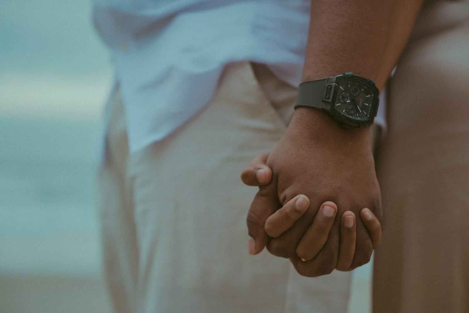 Jak skutecznie rozwijać intymność w związku Para w romantycznej scenerii, dzieląca się chwilą bliskości, symbolizuje rozwój intymności w związku