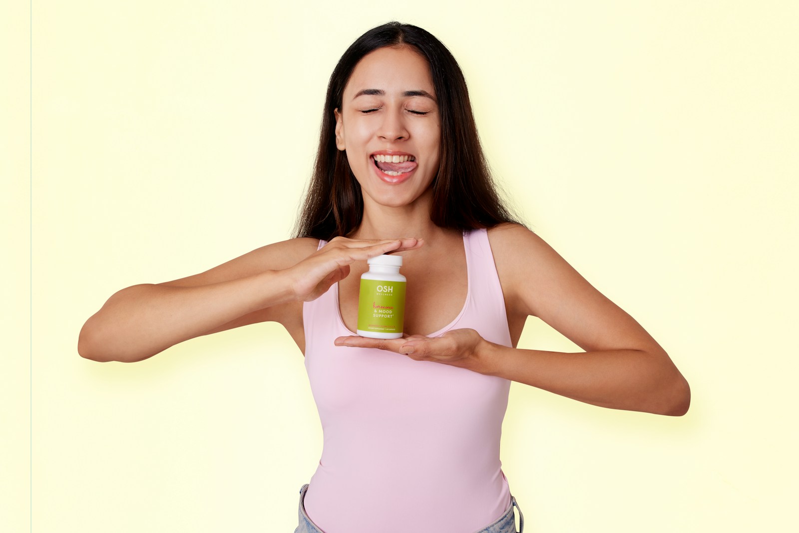 Suplementy diety dla zdrowia kobiet i ich korzyści Zróżnicowane suplementy diety dla zdrowia kobiet ulokowane na jasnym tle, w tym witaminy, probiotyki i oleje omega-3