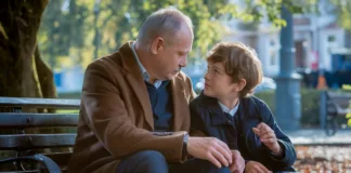 Jak budować autorytet rodzicielski bez krzyku i karania Rodzina spędzająca czas razem w parku, uśmiechnięte dzieci pokazują, jak budować autorytet rodzicielski bez krzyku