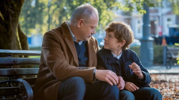 Rodzina spędzająca czas razem w parku, uśmiechnięte dzieci pokazują, jak budować autorytet rodzicielski bez krzyku