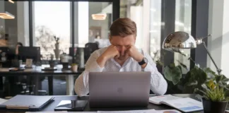Najczęstsze błędy w reklamie internetowej i ich skutki Grafika ilustrująca błędy w reklamie internetowej, z wykresami i notatkami wskazującymi na marnowanie budżetu marketingowego