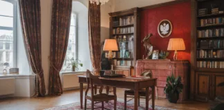 Jak stworzyć idealny męski kącik w domu Elegancko urządzony męski kącik w domu z klasycznym biurkiem, wygodnym krzesłem i stylowymi dekoracjami w tle