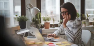 Jak napisać skuteczny tekst reklamowy, który przyciąga uwagę Dwie osoby przy biurku analizujący dane, otoczone notatkami i komputerami, zastanawiają się, jak napisać skuteczny tekst rekl