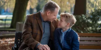 Jak powiedzieć dziecku o rozwodzie rodziców w prosty sposób Rodzic rozmawia z dzieckiem w przestronnym pokoju, dzieląc się trudnymi informacjami o rozwodzie – jak powiedzieć dziecku o r