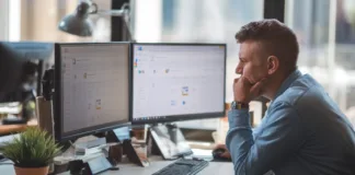 Dlaczego Twoja strona nie pojawia się w Google? Sprawdź przyczyny Grafika ilustrująca problem z widocznością strony w Google, z wykresami i analizami przyczyn, dlaczego strona nie pojawia się