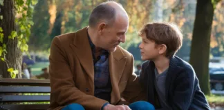 Syndrom pustego gniazda w związku – nowe wyzwania Rodzina siedząca na kanapie w pustym salonie, wyraz twarzy odzwierciedla syndrom pustego gniazda w związku