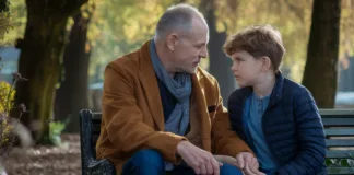 Toksyczna rodzina – jak rozpoznać szkodliwe relacje Rodzina siedząca przy stole, wyrazy niepokoju na twarzach, symbolizujące toksyczne relacje i sygnały ostrzegawcze