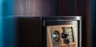 Bezpieczne BDSM – co warto wiedzieć przed rozpoczęciem Stylowa scena BDSM z zaufanymi partnerami, którzy eksplorują swoją intymność w atmosferze bezpieczeństwa i zgody, akcentując