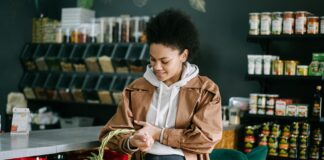 Rola certyfikatów ekologicznych w świadomych zakupach Pejzaż z shopperami w sklepie pełnym produktów z certyfikatami ekologicznymi, symbolizujący świadome zakupy ekologiczne