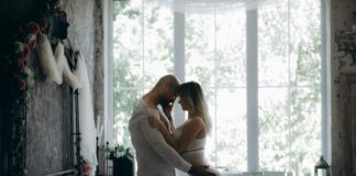 Erotyczne fantazje w związku – jak je zrealizować? Para w romantycznej scenerii, eksplorująca erotyczne fantazje w związku, zmysłowe oświetlenie i przytulna atmosfera