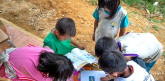 Etyczne aspekty wykorzystania AI w edukacji Zespół edukatorów dyskutujących o etyce AI w edukacji na tle tablicy z notatkami i wykresami, w atmosferze współpracy