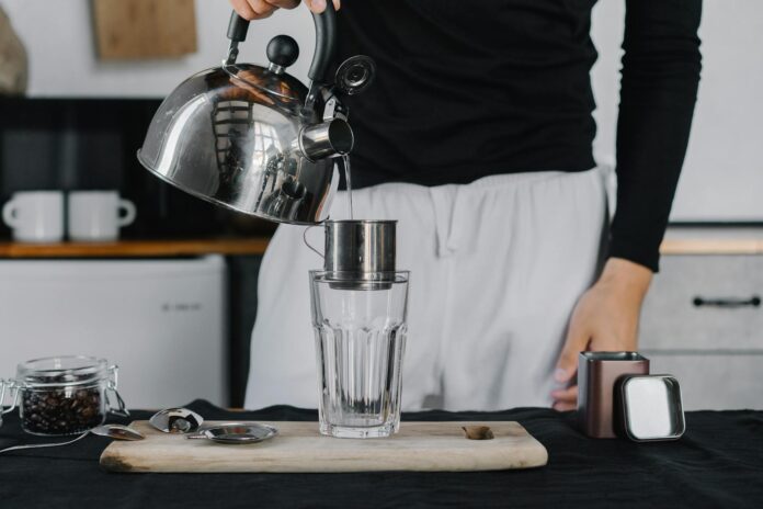 Rodzina cieszy się zdrowiem przy stole, z szklankami czystej wody z filtrów wody w zdrowym domu w otoczeniu roślin.