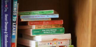 Najlepsze interaktywne książki angielskie dla dzieci Kolorowa grafika z dziećmi bawiącymi się interaktywnymi książkami angielskimi dla dzieci, otoczonymi technologią edukacyjną