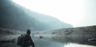 Izolacja z wyboru: Dlaczego wybieramy samotność Pusty kąt kawiarni, gdzie jedna osoba siedzi samotnie przy stoliku, symbolizując izolację z wyboru i refleksję nad samotności