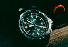 Korzyści płynące z zakupów z drugiej ręki Stylowy sklep z używanymi przedmiotami, pełen odzieży i mebli, symbolizujący korzyści zakupów z drugiej ręki