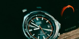 Korzyści płynące z zakupów z drugiej ręki Stylowy sklep z używanymi przedmiotami, pełen odzieży i mebli, symbolizujący korzyści zakupów z drugiej ręki