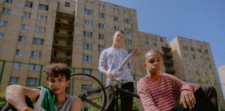 Mroczna triada a aspołeczne zachowania u młodzieży Młodzież w różnych sytuacjach społecznych, ukazująca związki mrocznej triady z aspołecznymi zachowaniami