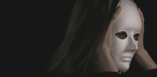 Mroczna triada w psychologii: kluczowe cechy osobowości Mroczna triada cechy osobowości w artystycznej kompozycji przedstawiającej cienie i refleksje na twarzach ludzi