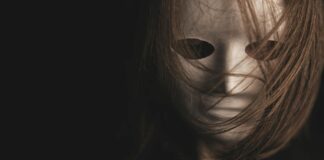 Mroczna triada a cyberprzemoc – zjawisko w sieci Grupa młodych ludzi korzystających z telefonów, reprezentujących mroczną triadę w kontekście cyberprzemocy w sieci