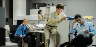 Mroczna triada a manipulacja w miejscu pracy Scena w biurze, gdzie zespół działa w napiętej atmosferze, ilustrująca mroczną triadę manipulacji w pracy