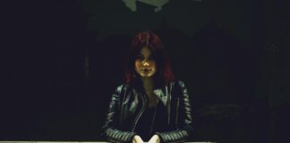 Mroczna triada a kształtowanie postaw społecznych Zespół ludzi angażujących się w dyskusję, symbolizujący mroczną triadę postaw społecznych w nowoczesnym kontekście.