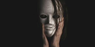 Mroczna triada a kryminalne predyspozycje człowieka Mroczna triada uwidacznia się w psychologicznym portrecie osoby z mrocznym spojrzeniem i manipulacyjnym uśmiechem