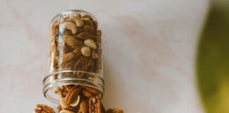 Najlepsze orzechy na zdrowe przekąski i ich korzyści Różnorodne orzechy na zdrowe przekąski, podkreślające ich wartości odżywcze i zachęcające do zdrowego stylu życia