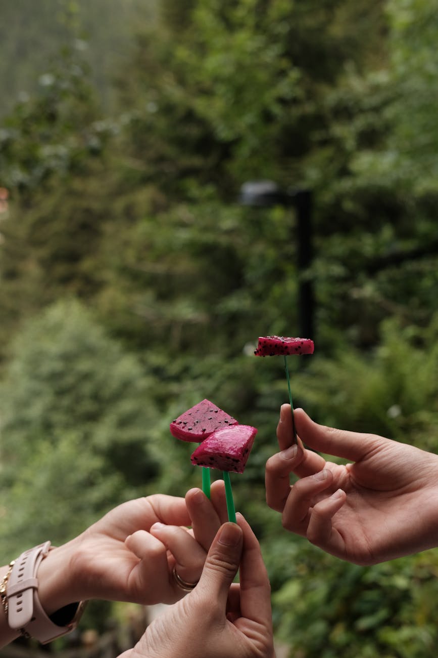 Różnorodne owoce, takie jak jabłka, banany i truskawki, przedstawione jako najlepsze owoce na zdrowe przekąski w apetycznym u