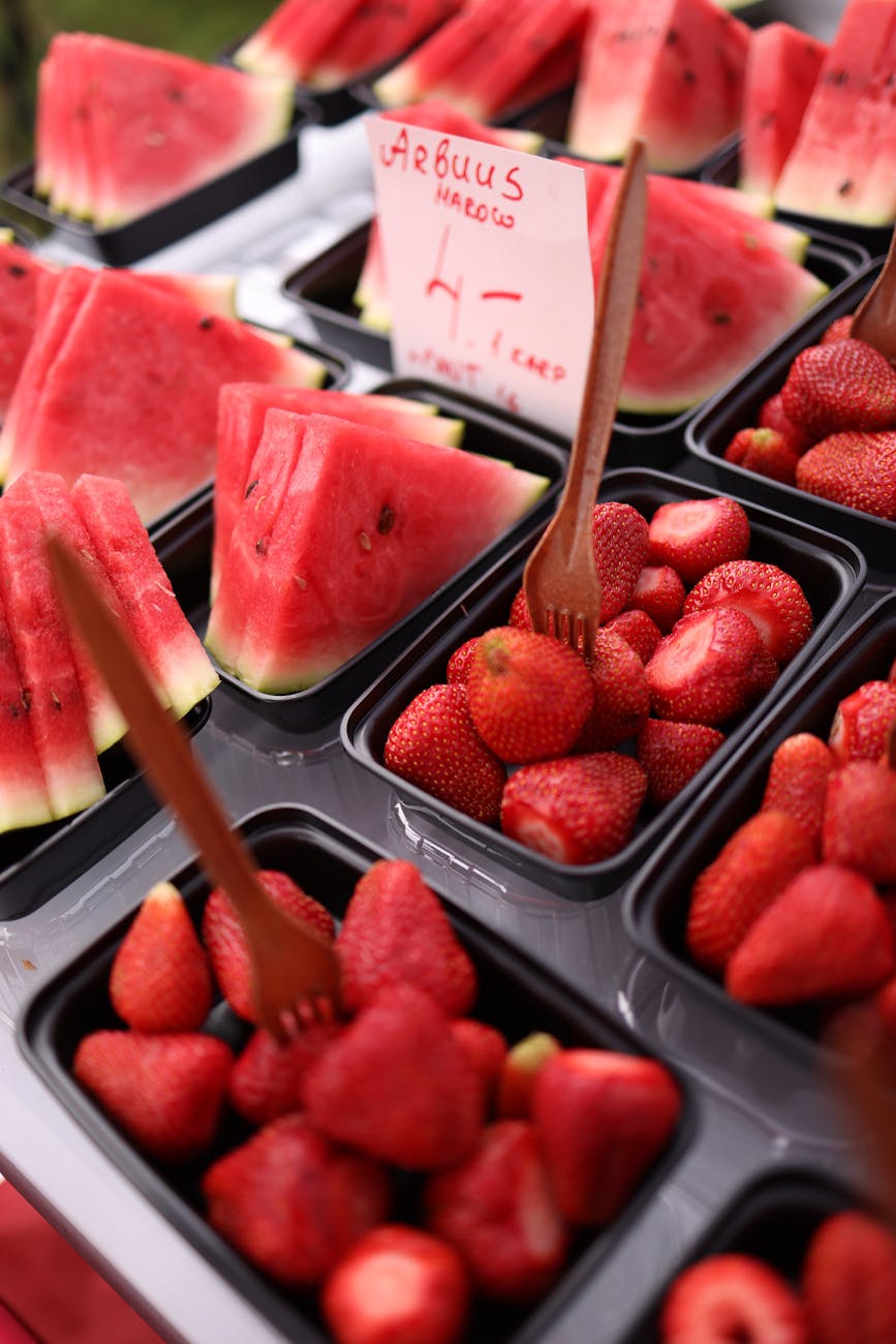 Kolorowe owoce na talerzu, idealne jako najlepsze owoce na zdrowe przekąski, zachęcają do zdrowego stylu życia