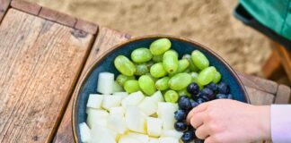 Najlepsze owoce na zdrowe przekąski dla każdego Kolorowy zestaw soczystych owoców, idealnych na zdrowe przekąski, wśród nich jabłka, banany, maliny i kiwi