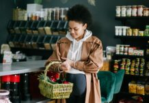 Najlepsze produkty do świadomych zakupów w 2023 roku W tle kolorowe opakowania świadomych produktów na rynku, symbolizujące najlepsze produkty świadome zakupy 2023