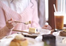 Niskokaloryczne desery dla dzieci – pyszne i zdrowe Kolorowe niskokaloryczne desery dla dzieci na talerzu, otoczone świeżymi owocami i radosnymi akcentami, inspirujące do zdrowe