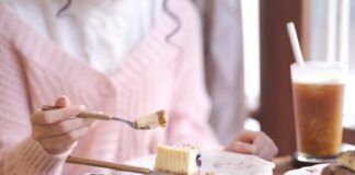 Niskokaloryczne desery dla dzieci – pyszne i zdrowe Kolorowe niskokaloryczne desery dla dzieci na talerzu, otoczone świeżymi owocami i radosnymi akcentami, inspirujące do zdrowe