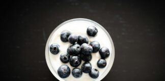 Niskokaloryczne przekąski idealne na wieczór filmowy Smaczne niskokaloryczne zdrowe przekąski na stole obok filmowego ekranu, idealne na wieczór filmowy w miłym towarzystwie