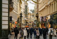 Jak rozpoznać odpowiedzialne marki w zakupach Kolorowa grafika z hasłami o odpowiedzialnych markach i świadomych zakupach, otoczona naturalnymi produktami i akcesoriami.