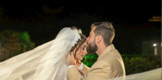 Kiedy warto zaplanować pierwszą noc poślubną? Romantycznie udekorowana sypialnia, gotowa na wyjątkową pierwszą noc poślubną, z delikatnym światłem i płatkami róż