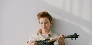 Najlepsze zabawne piosenki angielskie dla dzieci Kolorowy banner z dziećmi tańczącymi i śpiewającymi do piosenek angielskich dla dzieci, pełen radości i zabawy