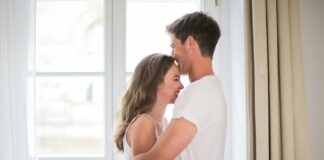 Praktyki BDSM w związkach – jak bezpiecznie zacząć? Stylizowana scena z parą w intymnej atmosferze, eksplorującą praktyki BDSM w związkach z akcesoriami nawiązującymi do dominac