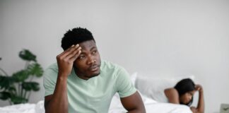 Jak skutecznie radzić sobie z problemami w sypialni Zrelaksowana para w sypialni, rozmawiająca na temat rozwiązywania problemów w sypialni, zbliżająca się do siebie emocjonalnie