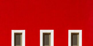 Przejawy mrocznej triady w społeczeństwie i ich skutki Zróżnicowana grupa ludzi w miejskim otoczeniu, ilustrująca przejawy mrocznej triady w społeczeństwie