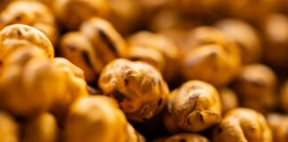 Przekąski dla sportowców: zdrowe opcje przed i po treningu Kolorowe, zdrowe przekąski dla sportowców na stole, wśród owoców, orzechów i białkowych batoników, inspirują do zdrowego odży