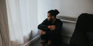 Jak wojna wpływa na zdrowie psychiczne pomagających uchodźcom Wolontariusze wspierają uchodźców w chwilach kryzysu, doświadczając psychologicznych skutków pomagania uchodźcom