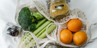 Jak ruch zero waste wpływa na nasze zakupy Kolorowe torby na zakupy wielokrotnego użytku wypełnione ekologicznymi produktami w kontekście ruchu zero waste zakupy