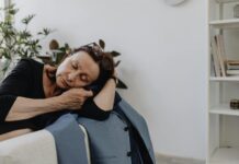 Jak radzić sobie z samotnością w starszym wieku? Starsza para spacerująca w parku, rozmawiająca i uśmiechająca się – sposób na pokonanie samotności w starszym wieku.