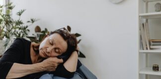 Jak radzić sobie z samotnością w starszym wieku? Starsza para spacerująca w parku, rozmawiająca i uśmiechająca się – sposób na pokonanie samotności w starszym wieku.