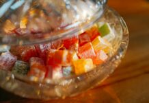 Słodkie przekąski dla dzieci bez cukru – zdrowe pomysły Kolorowe słodkie przekąski dla dzieci bez cukru na drewnianym stole, w otoczeniu owoców i zdrowych składników dekoracyjnych