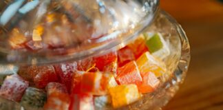 Słodkie przekąski dla dzieci bez cukru – zdrowe pomysły Kolorowe słodkie przekąski dla dzieci bez cukru na drewnianym stole, w otoczeniu owoców i zdrowych składników dekoracyjnych