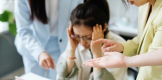 Jak stres wpływa na nasze codzienne decyzje Osoba w biurze zastanawiająca się nad decyzją, z widocznymi oznakami stresu wpływającymi na proces podejmowania decyzji