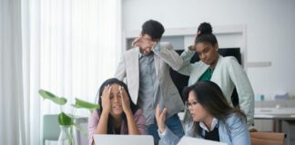 Jak stres wpływa na relacje międzyludzkie w życiu codziennym Otwarta przestrzeń z rozmowami przyjaciół w tle, symbolizująca wpływ stresu na relacje międzyludzkie